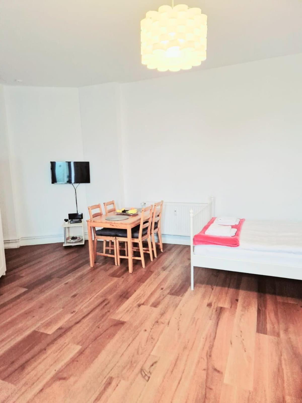 City Studio For 4, Near Sonnenallee Berlijn